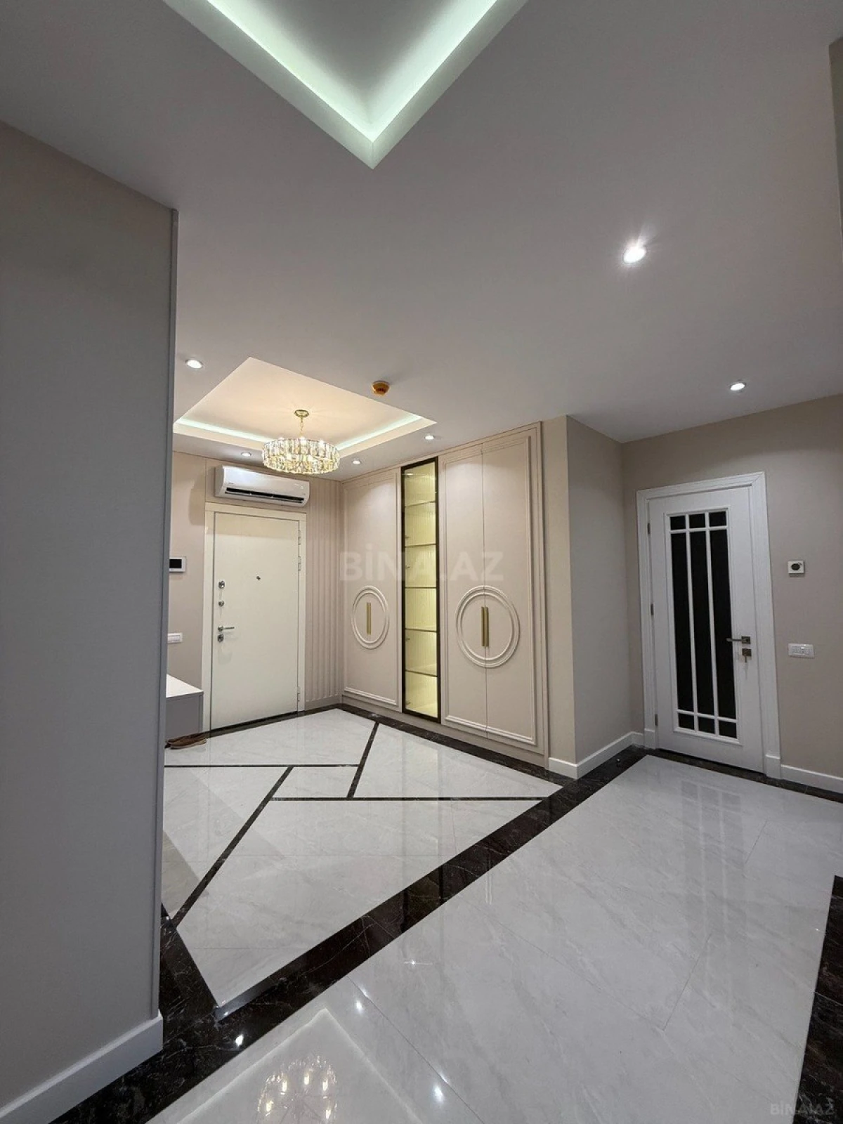 Kirayə verilir 4 otaqlı mənzil 250 m²