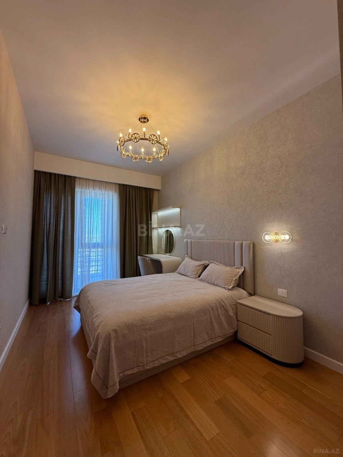 Kirayə verilir 4 otaqlı mənzil 250 m²