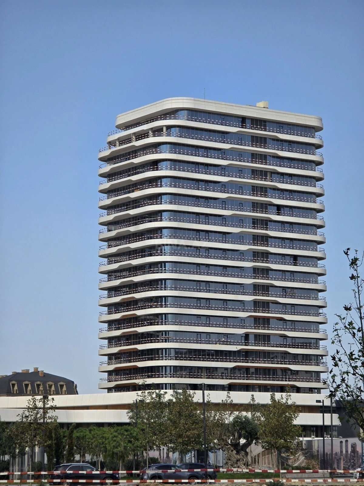 Satılır 3 otaqlı mənzil 180 m²