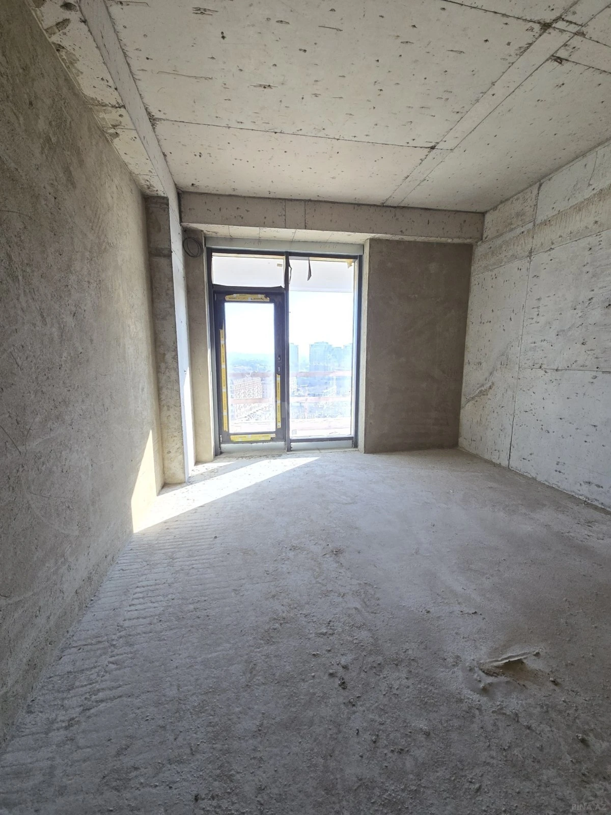 Satılır 3 otaqlı mənzil 180 m²