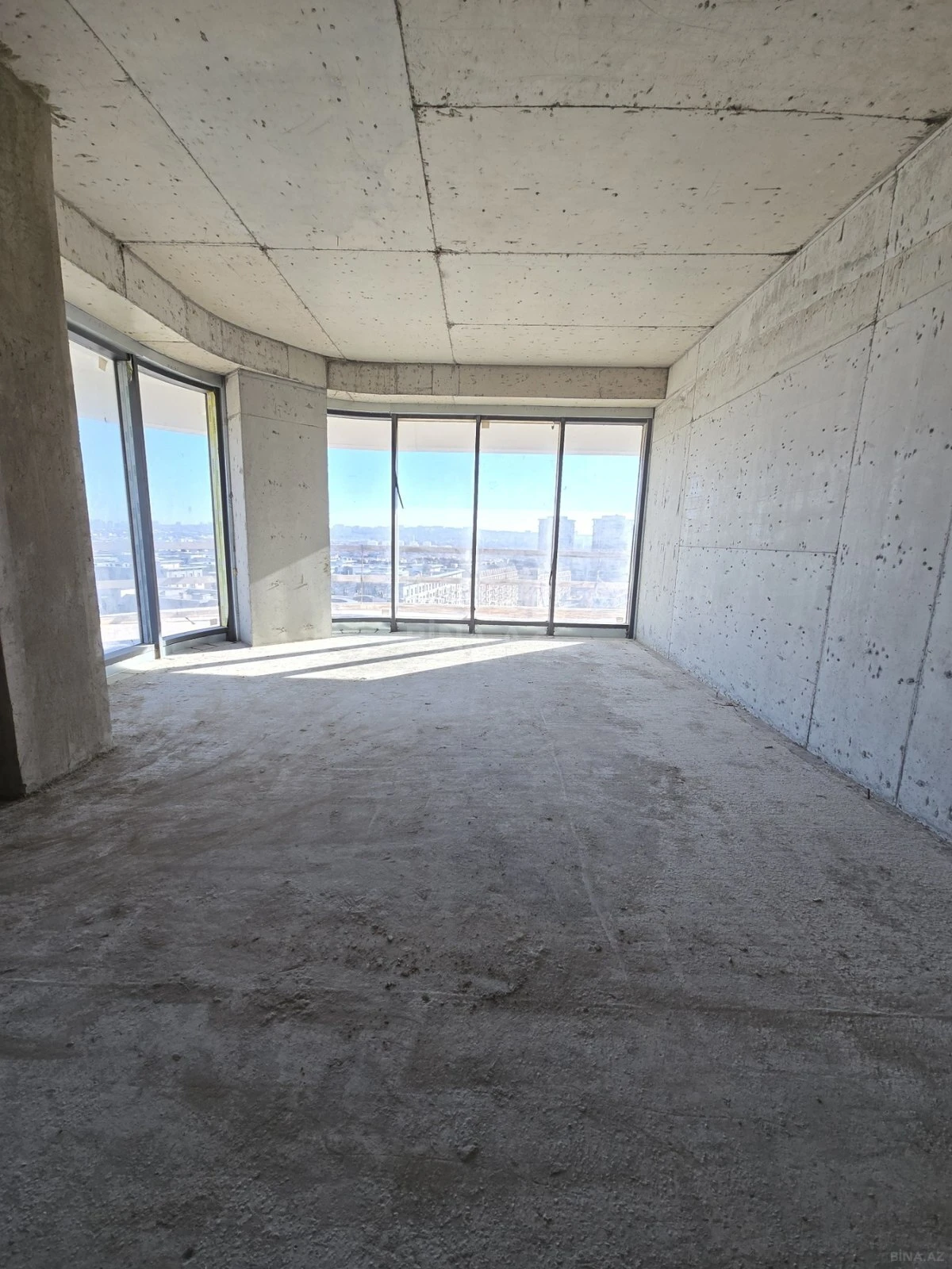 Satılır 3 otaqlı mənzil 180 m²