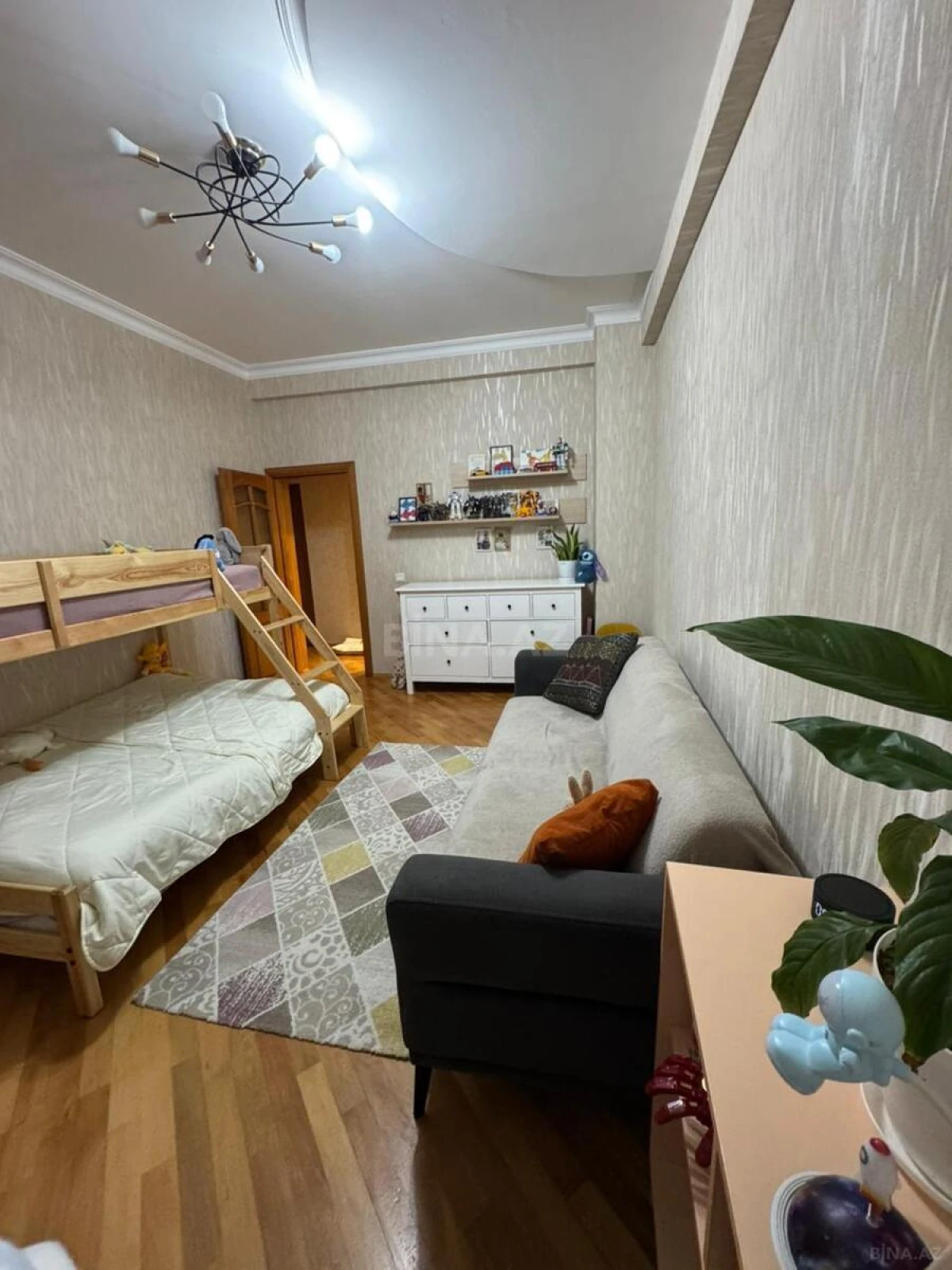 Satılır 3 otaqlı mənzil 140 m²