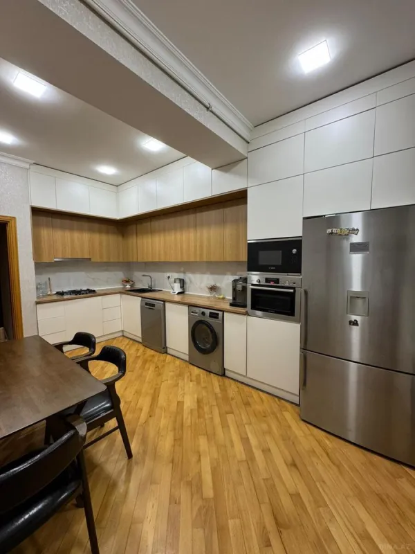 Satılır 3 otaqlı mənzil 140 m²
