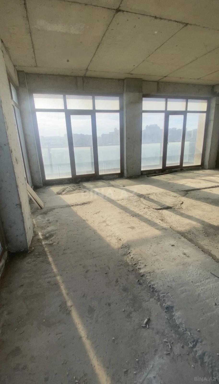 Satılır 6 otaqlı mənzil 308 m²