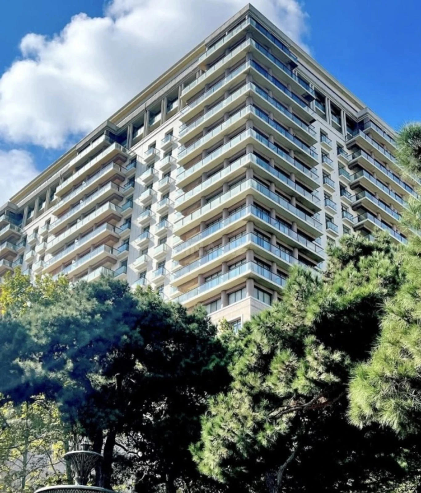 Satılır 6 otaqlı mənzil 308 m²