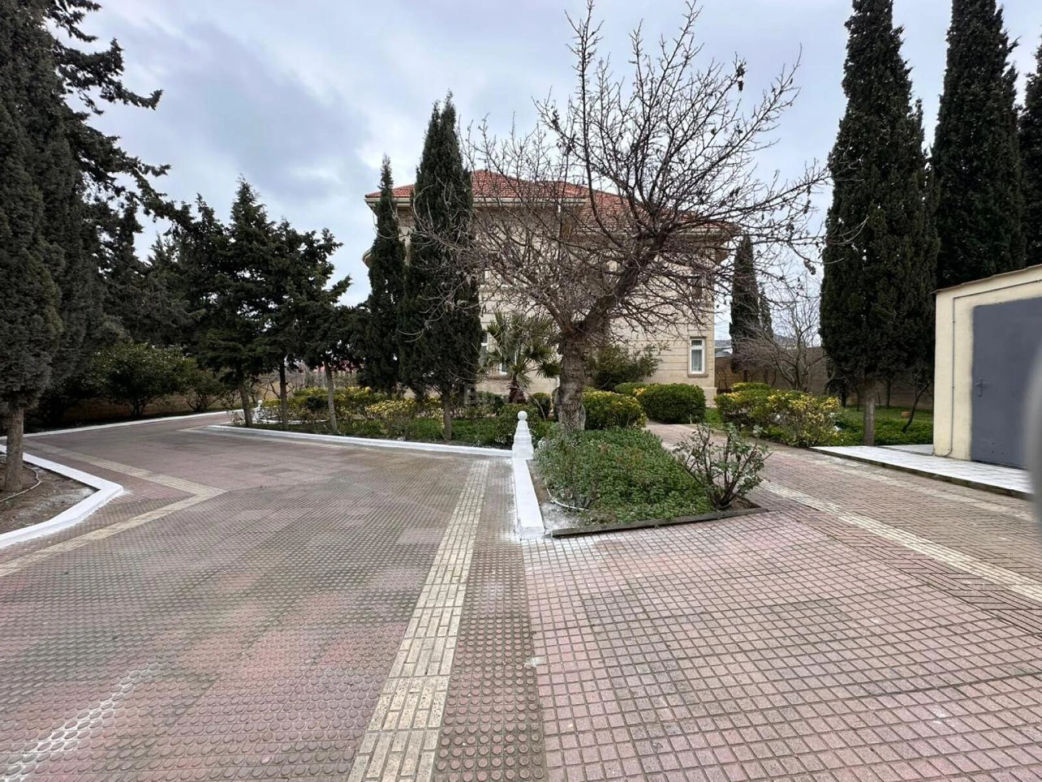 Satılır 10 otaqlı həyət evi 500 m²