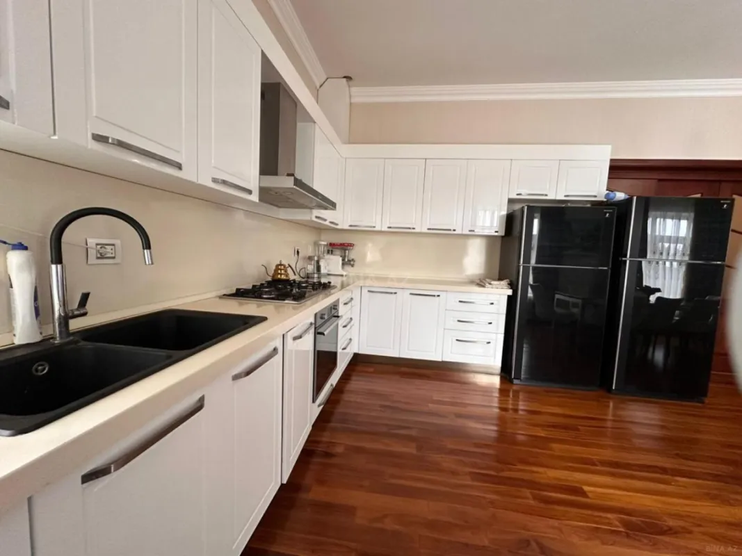 Satılır 10 otaqlı həyət evi 500 m²