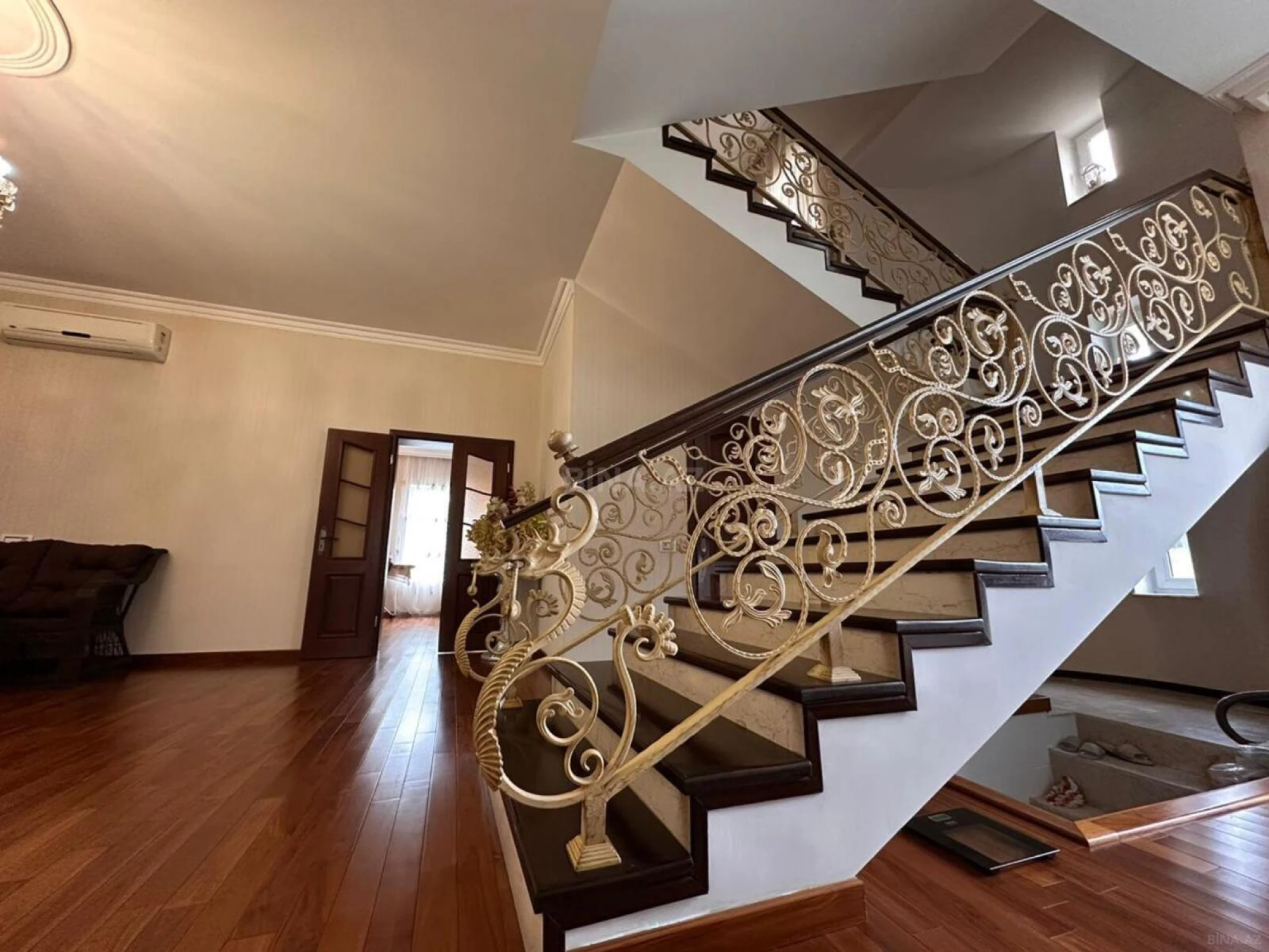 Satılır 10 otaqlı həyət evi 500 m²