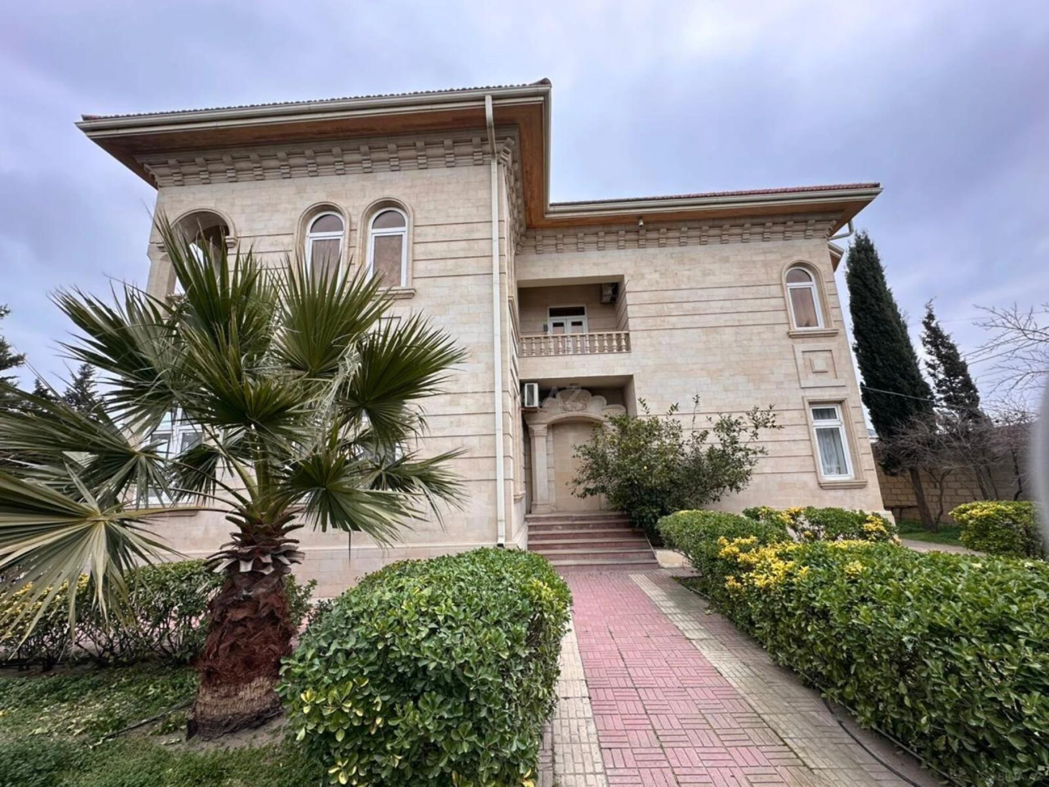 Satılır 10 otaqlı həyət evi 500 m²