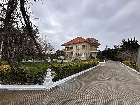 Satılır 10 otaqlı həyət evi 500 m²