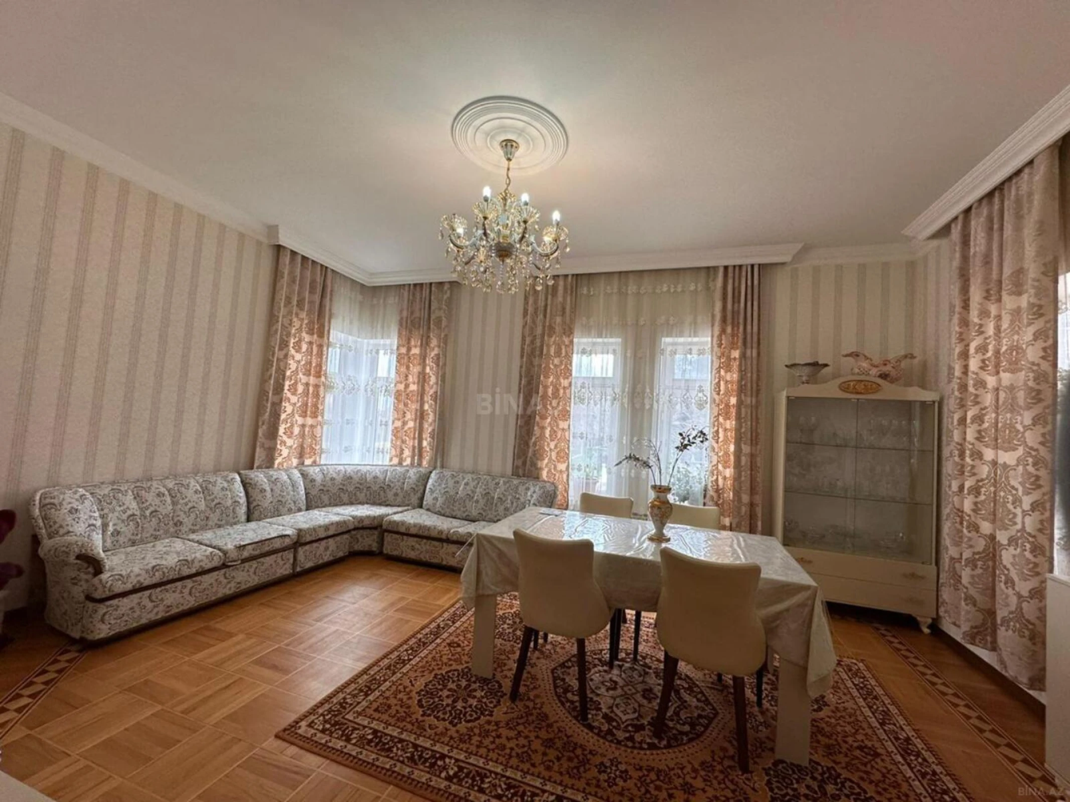Satılır 10 otaqlı həyət evi 500 m²