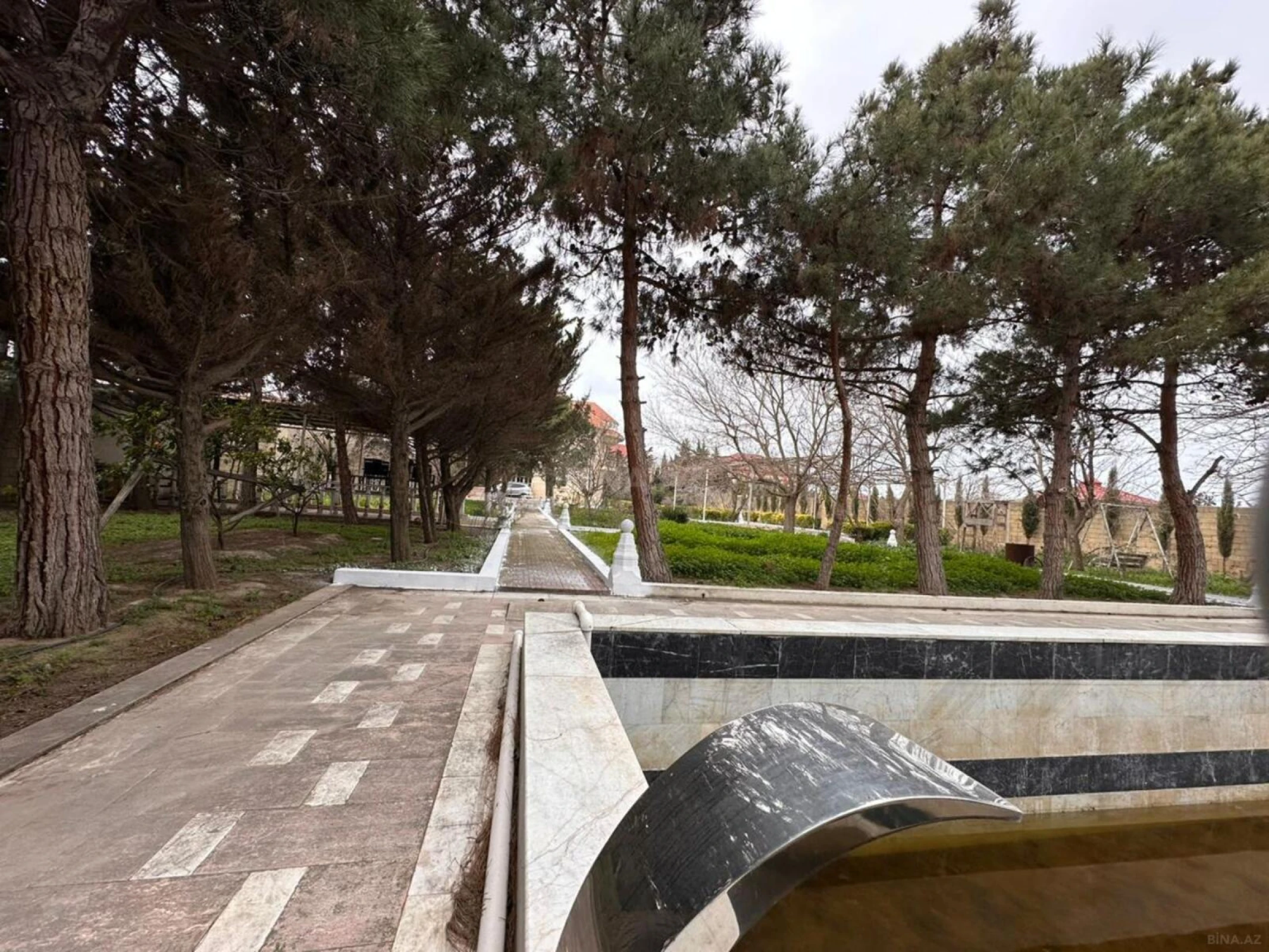 Satılır 10 otaqlı həyət evi 500 m²