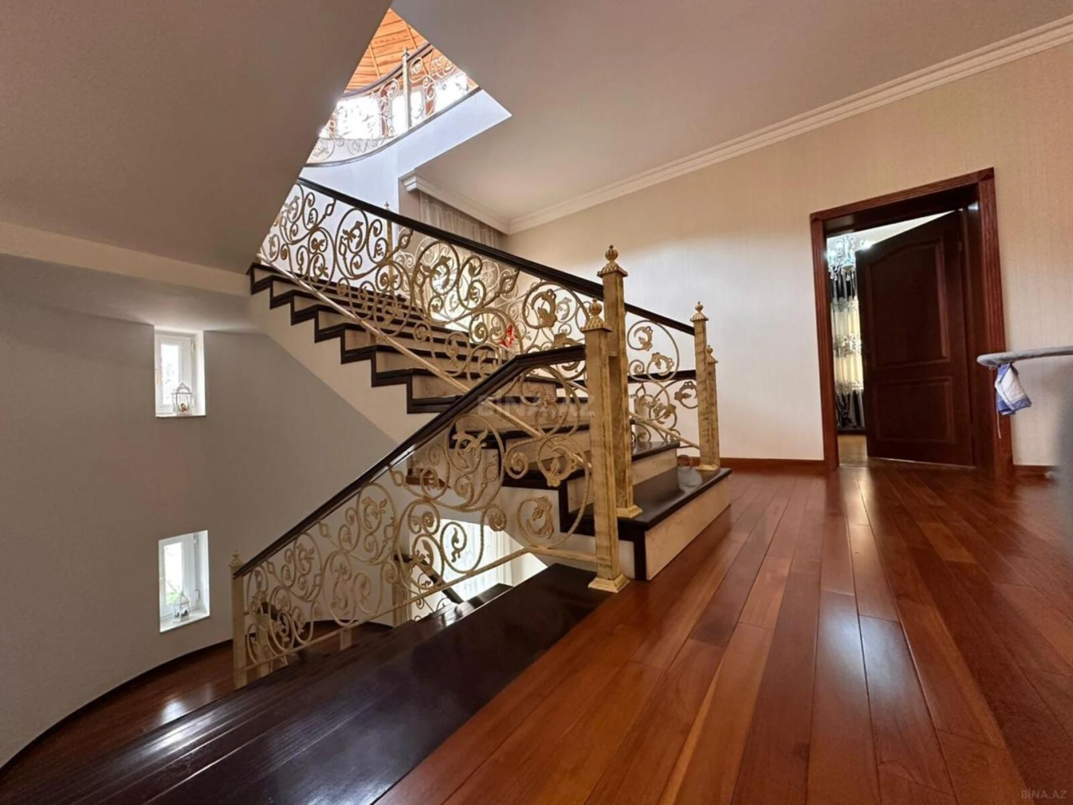 Satılır 10 otaqlı həyət evi 500 m²