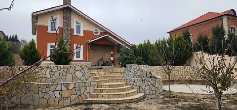 Satılır 4 otaqlı həyət evi 200 m²
