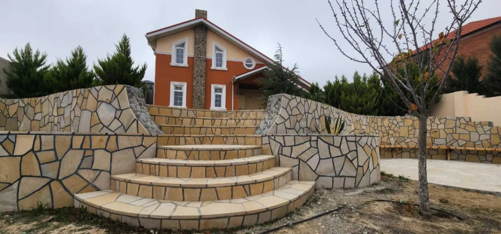 Satılır 4 otaqlı həyət evi 200 m²