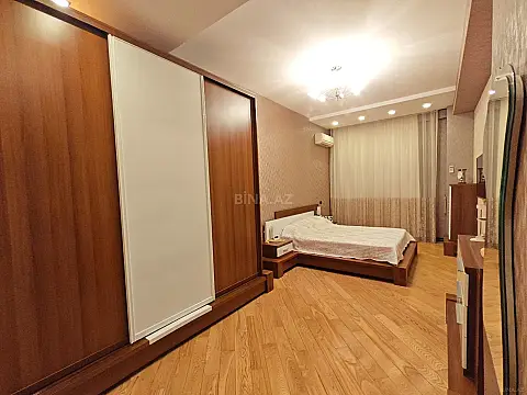 Satılır 4 otaqlı mənzil 196 m²