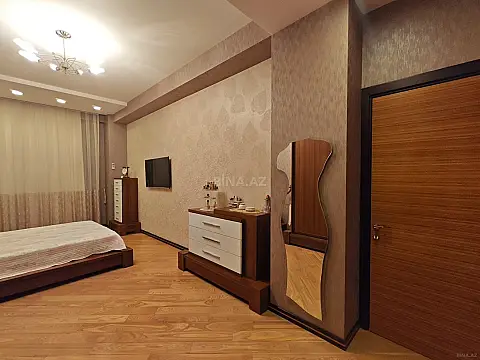 Satılır 4 otaqlı mənzil 196 m²