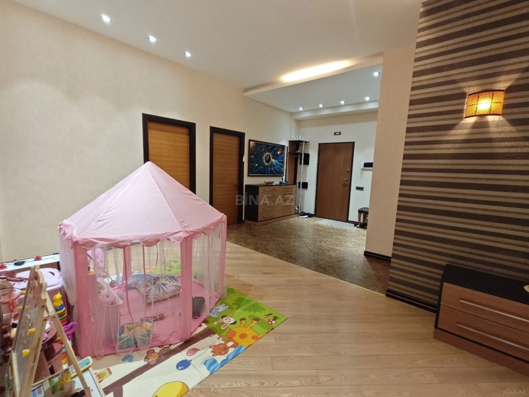 Satılır 4 otaqlı mənzil 196 m²