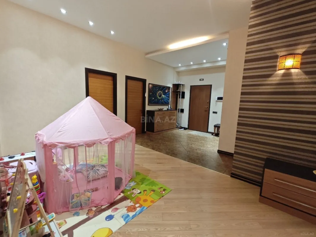 Satılır 4 otaqlı mənzil 196 m²