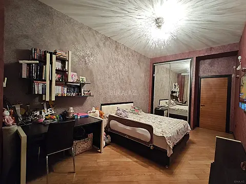 Satılır 4 otaqlı mənzil 196 m²