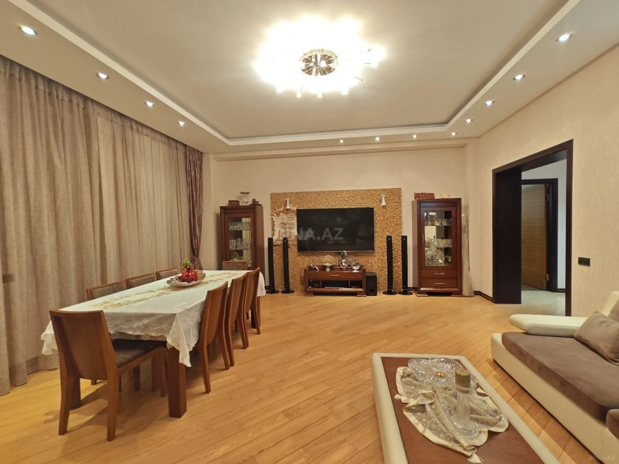 Satılır 4 otaqlı mənzil 196 m²