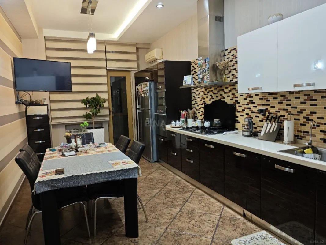 Satılır 4 otaqlı mənzil 196 m²