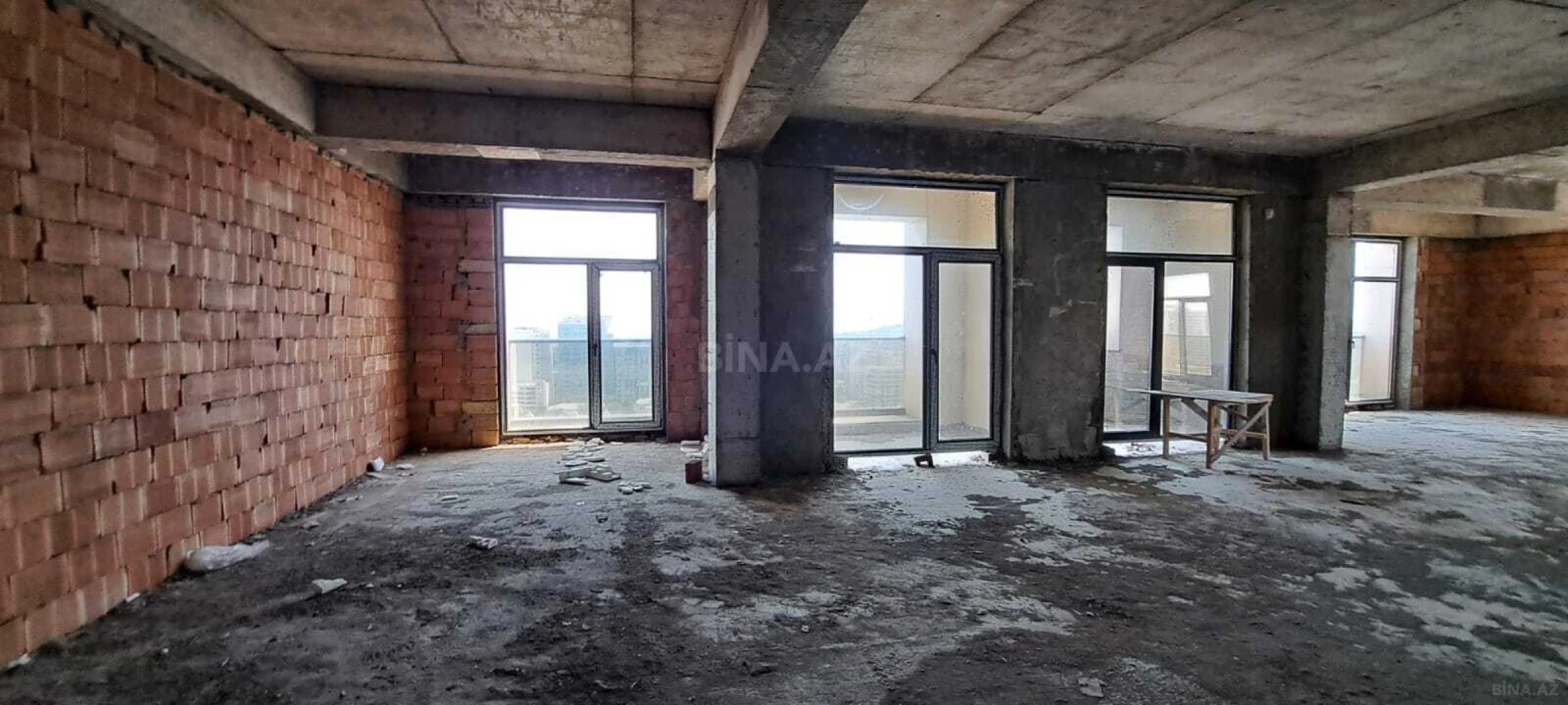 Satılır 4 otaqlı mənzil 135 m²