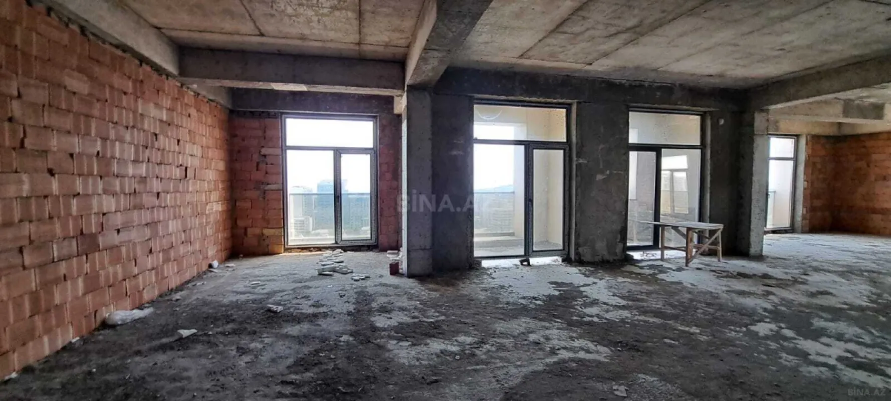 Satılır 4 otaqlı mənzil 135 m²