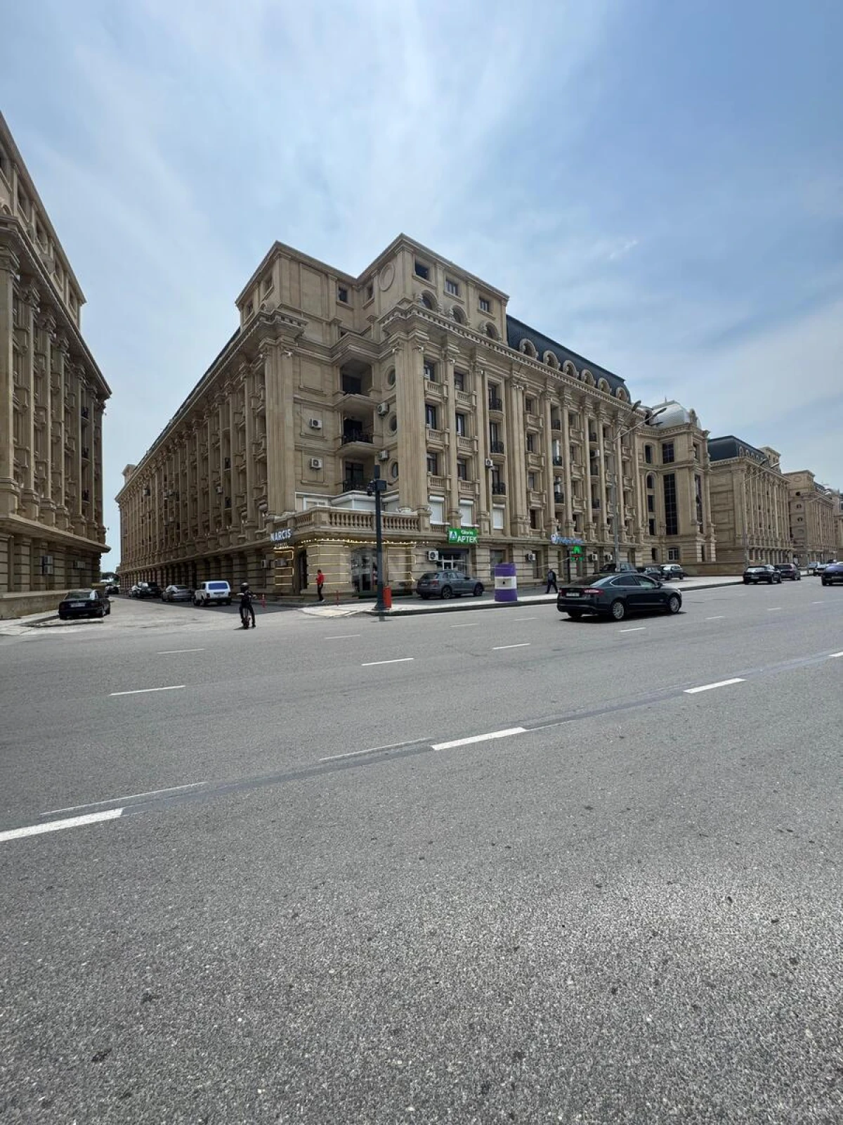 Satılır 4 otaqlı mənzil 135 m²