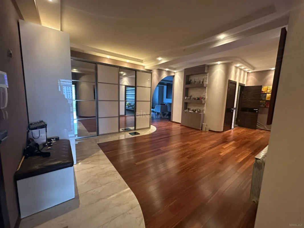 Satılır 4 otaqlı mənzil 183 m²