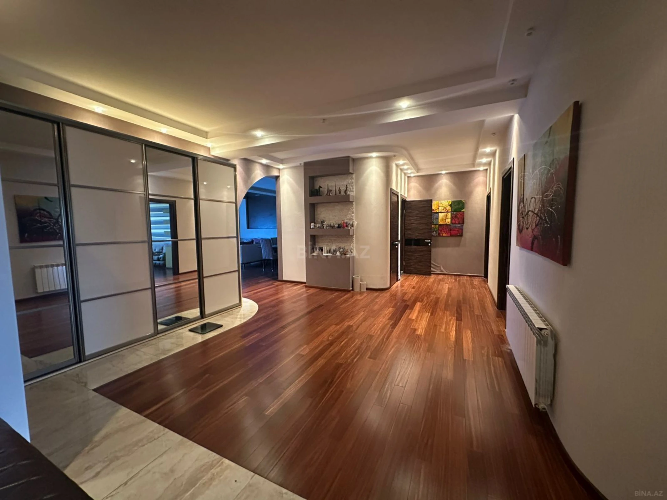 Satılır 4 otaqlı mənzil 183 m²