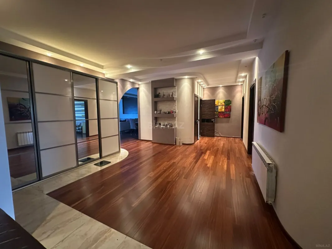 Satılır 4 otaqlı mənzil 183 m²