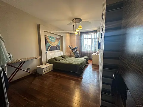 Satılır 4 otaqlı mənzil 183 m²