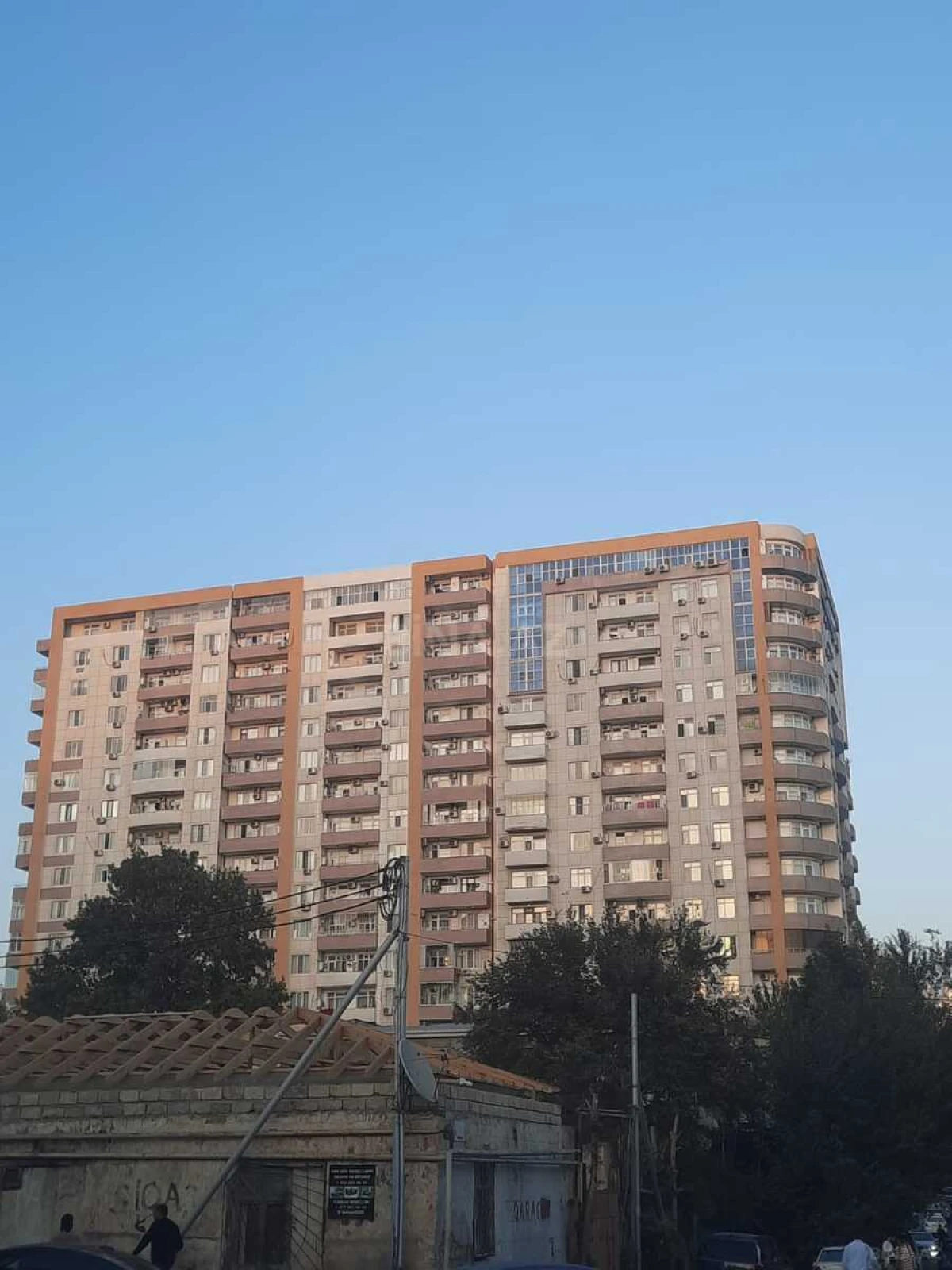 Satılır 4 otaqlı mənzil 183 m²