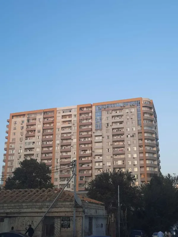 Satılır 4 otaqlı mənzil 183 m²
