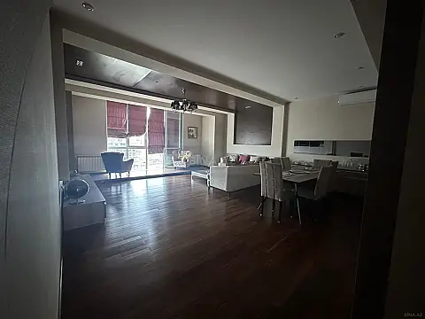 Satılır 4 otaqlı mənzil 183 m²