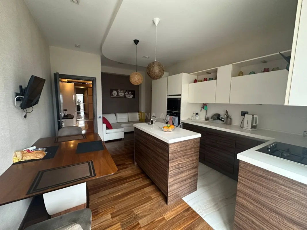 Satılır 4 otaqlı mənzil 183 m²