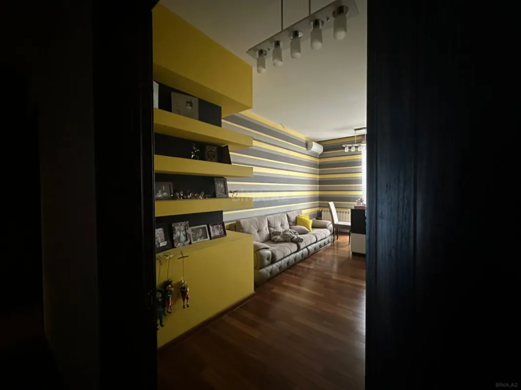 Satılır 4 otaqlı mənzil 183 m²