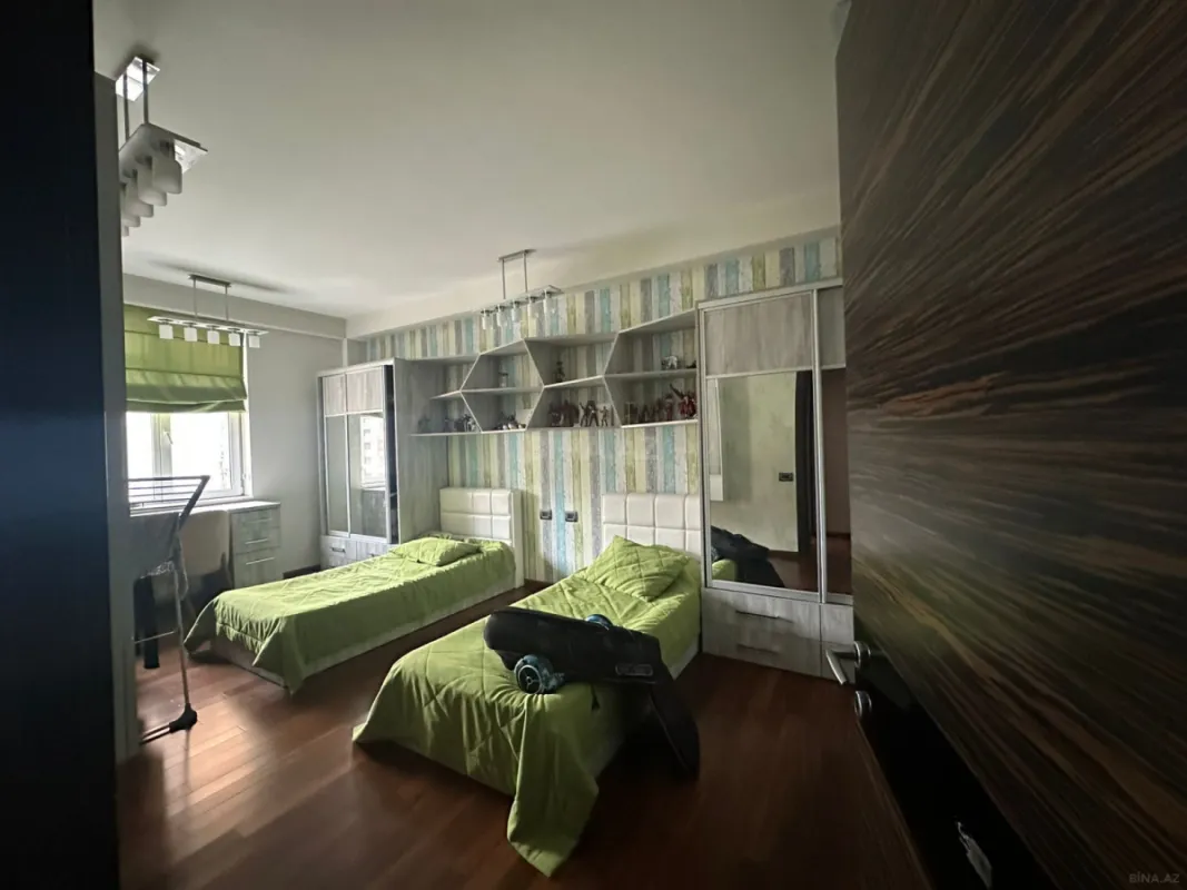 Satılır 4 otaqlı mənzil 183 m²