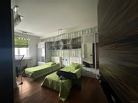 Satılır 4 otaqlı mənzil 183 m²