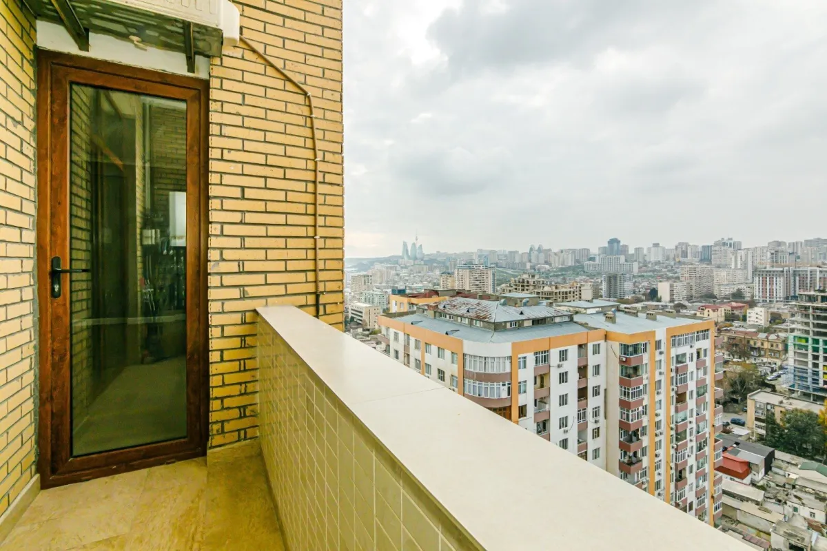 Satılır 3 otaqlı mənzil 153 m²