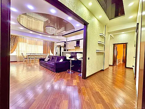 Satılır 4 otaqlı mənzil 136 m²