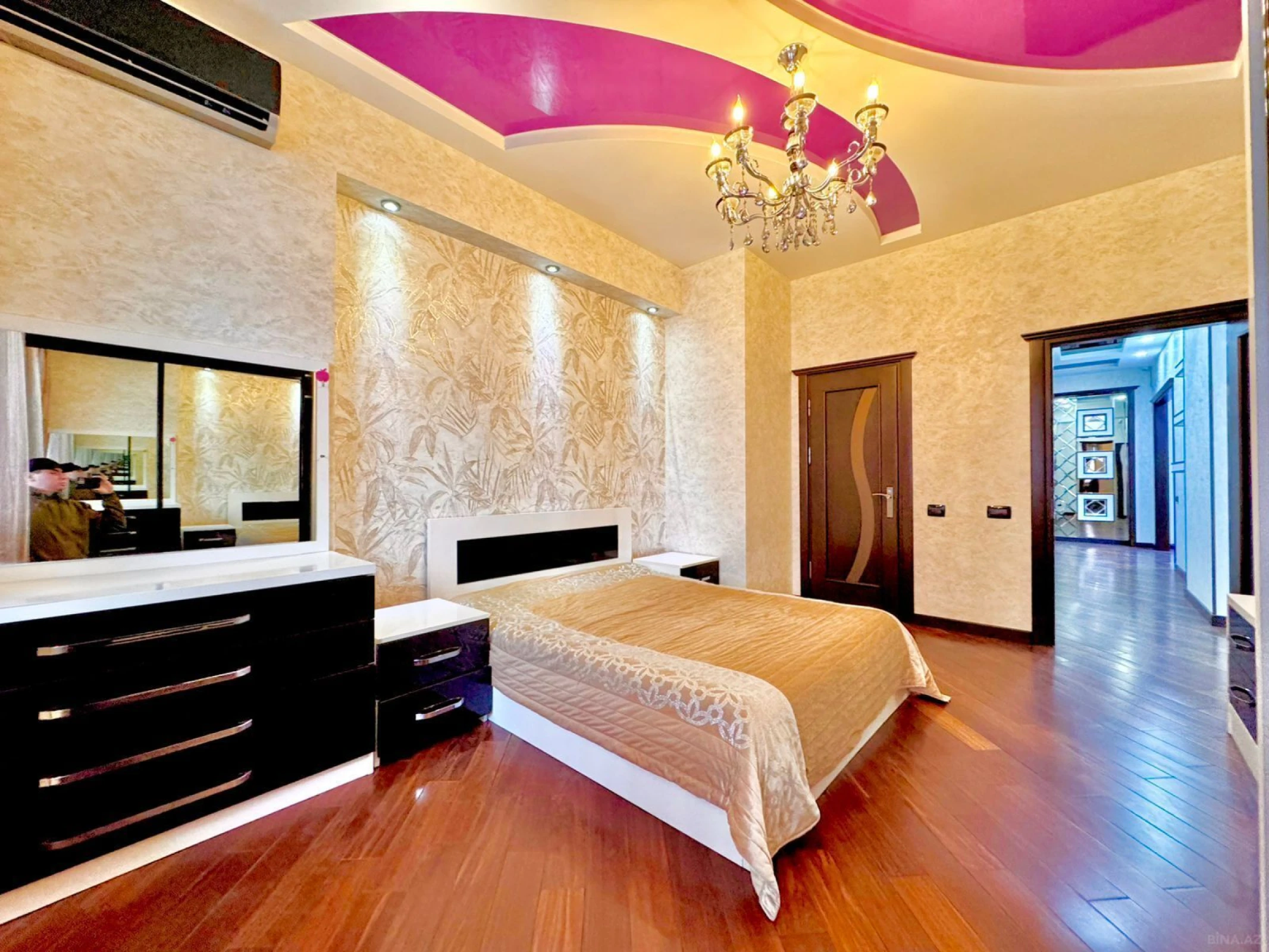 Satılır 4 otaqlı mənzil 136 m²