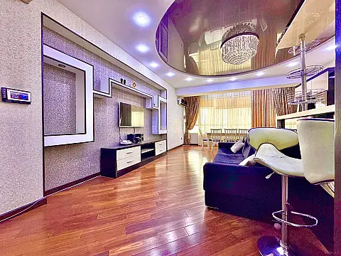 Satılır 4 otaqlı mənzil 136 m²