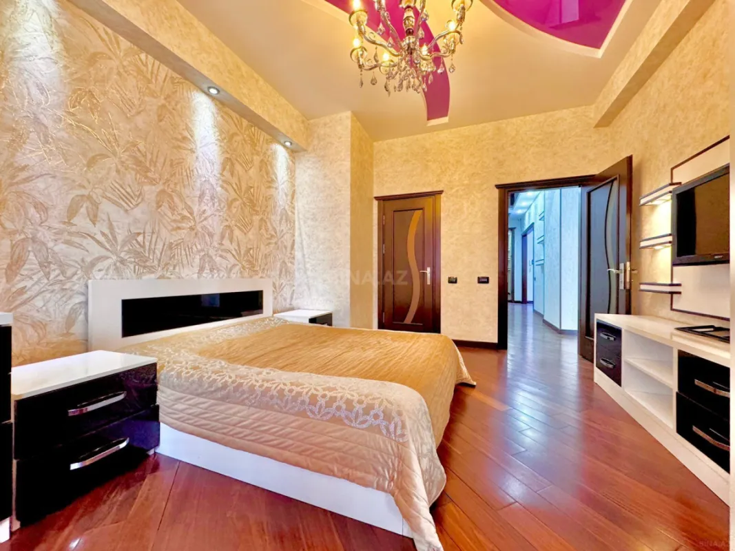 Satılır 4 otaqlı mənzil 136 m²