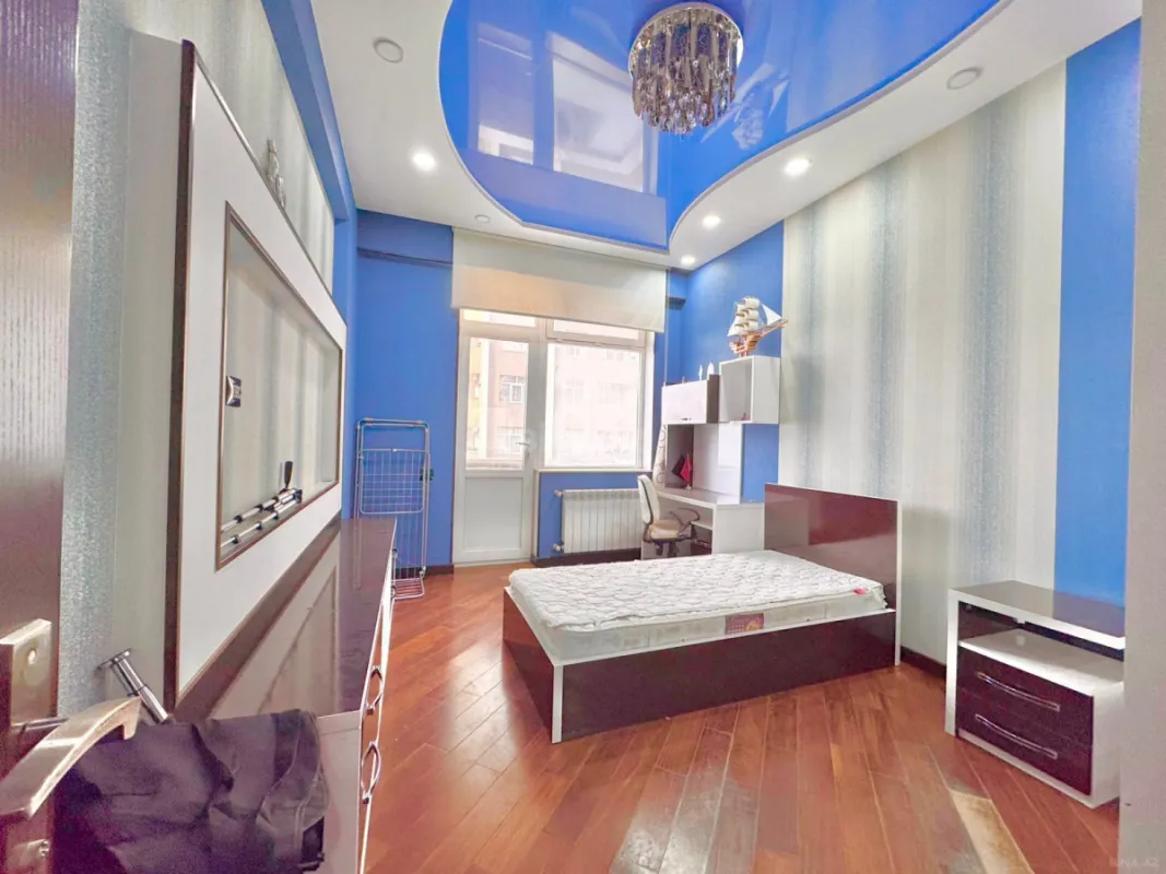 Satılır 4 otaqlı mənzil 136 m²