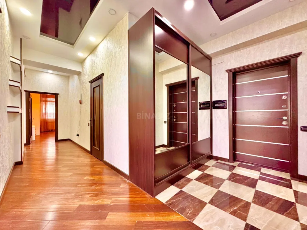 Satılır 4 otaqlı mənzil 136 m²