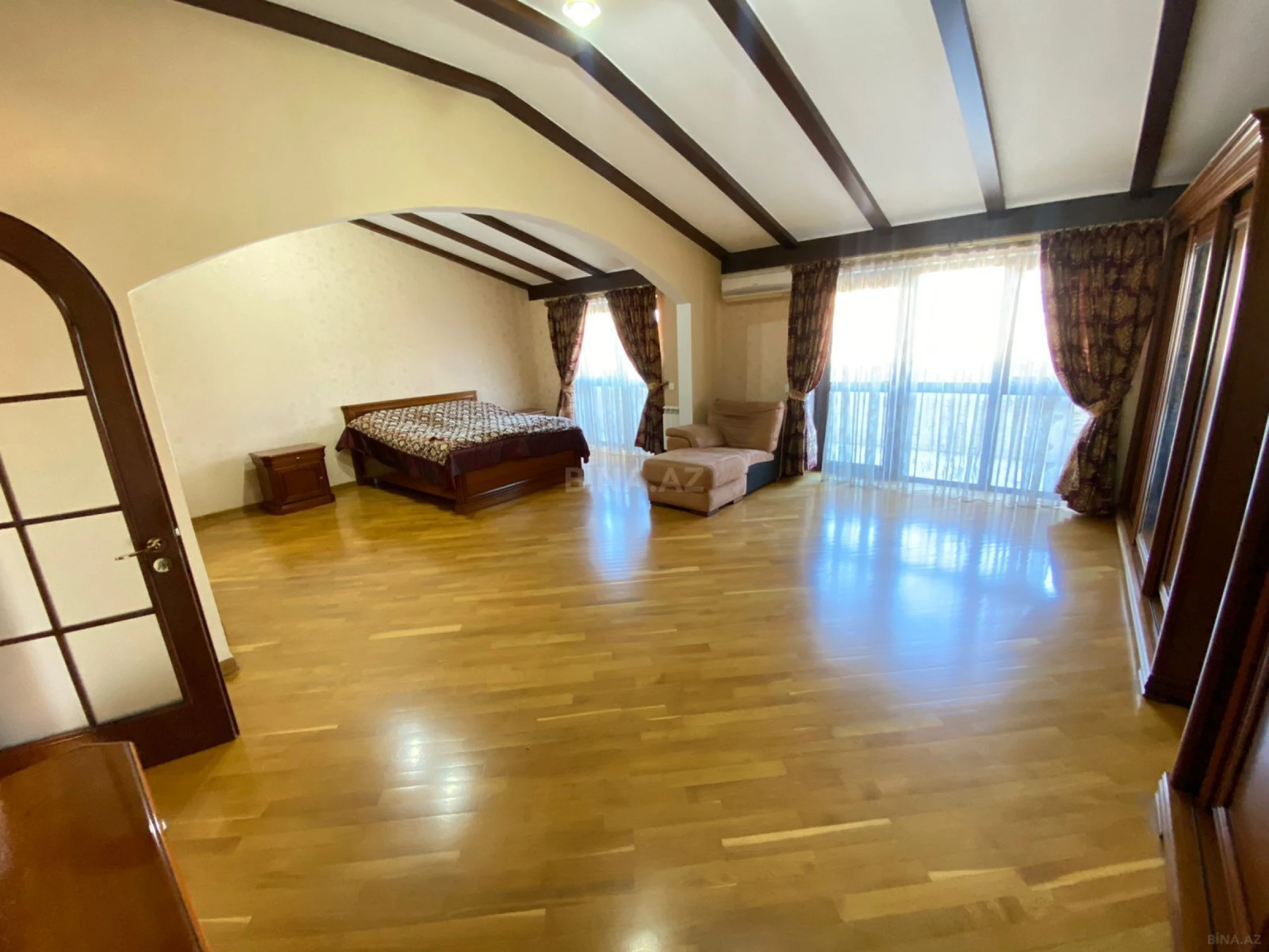 Satılır 5 otaqlı mənzil 272 m²