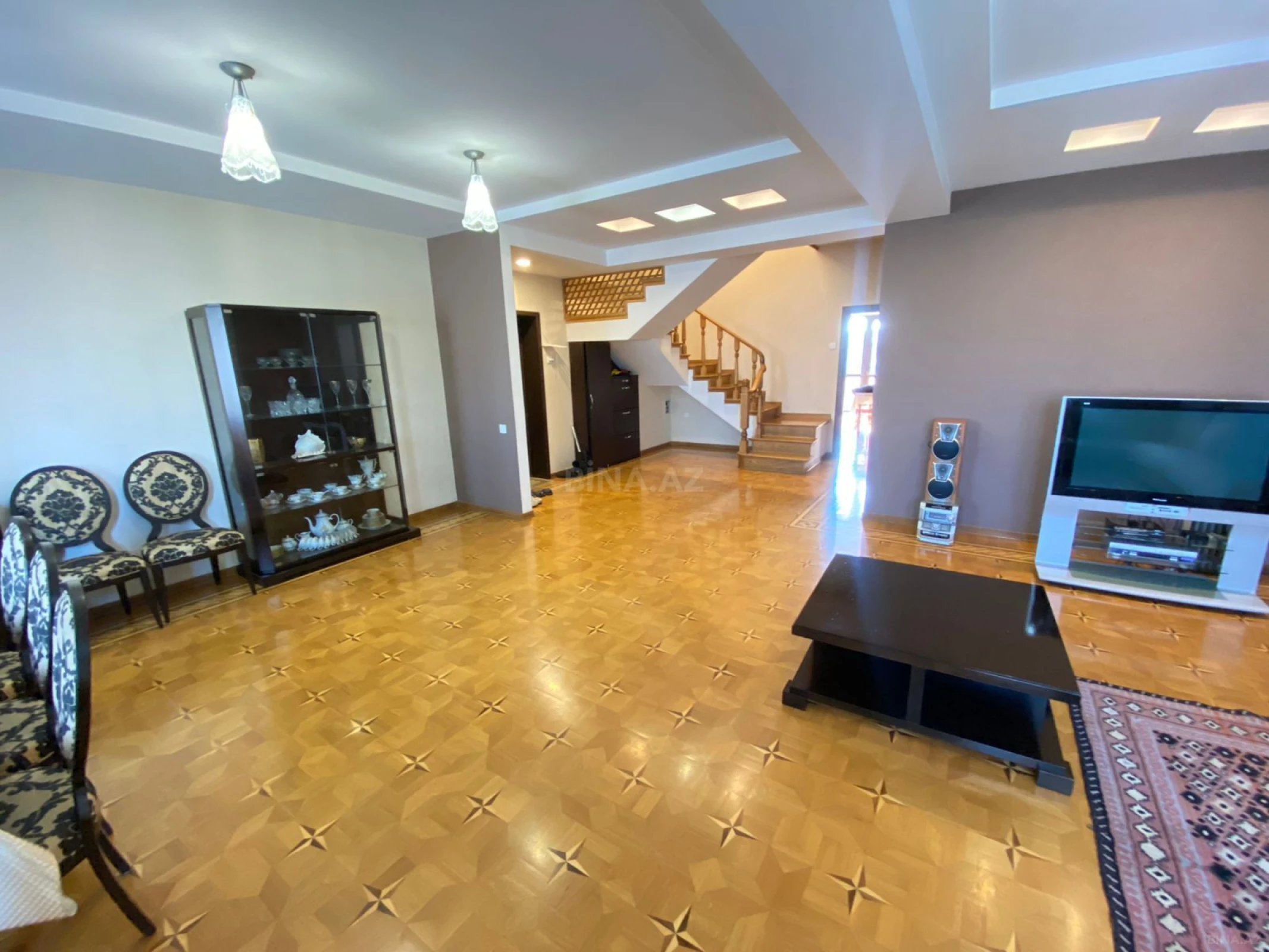 Satılır 5 otaqlı mənzil 272 m²