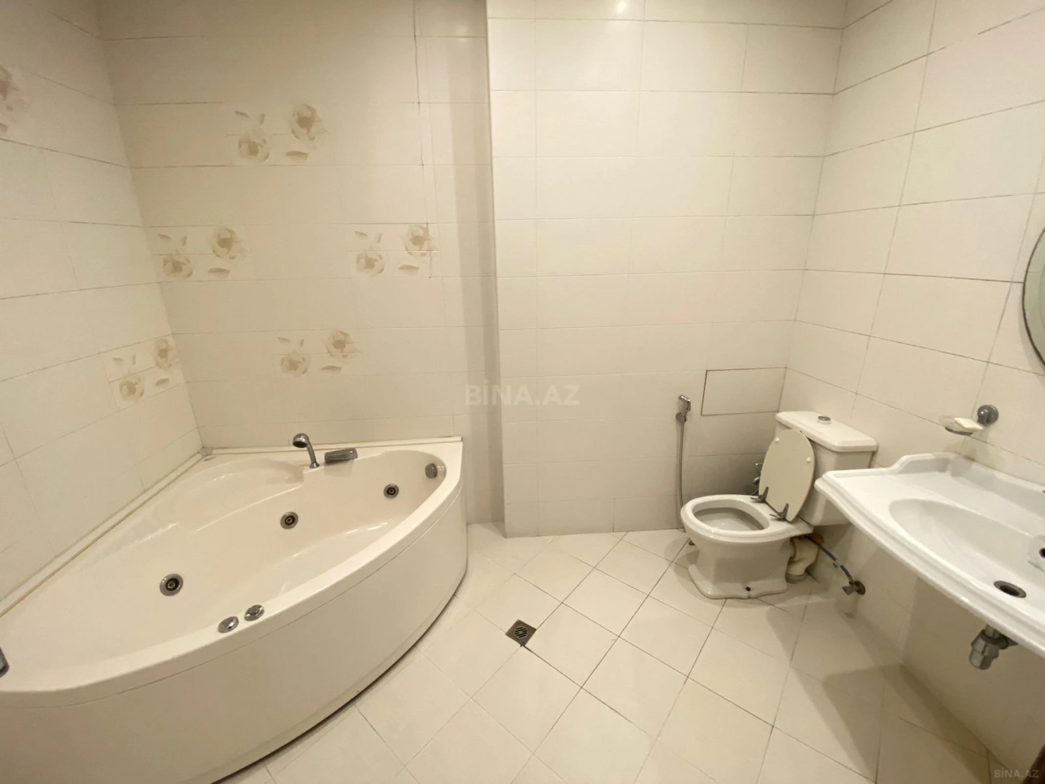 Satılır 5 otaqlı mənzil 272 m²